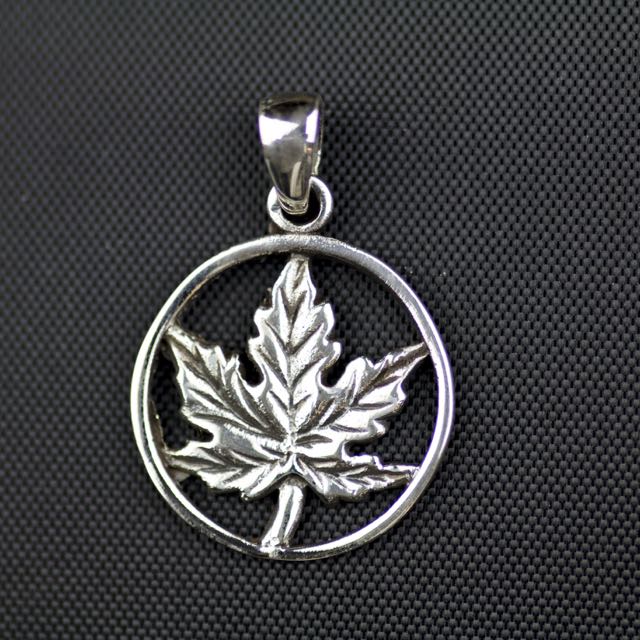 Sterling Silver Maple Leaf Pendant (18mm Diameter x 1mm)
